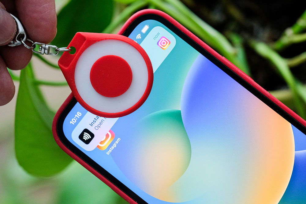 Using a TapTag Canon branded NFC keyring to share socials on an iPhone